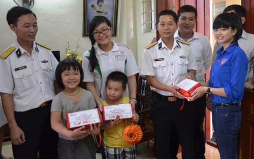 Sinh viên tiết kiệm để tặng quà trung thu con Cảnh sát biển
